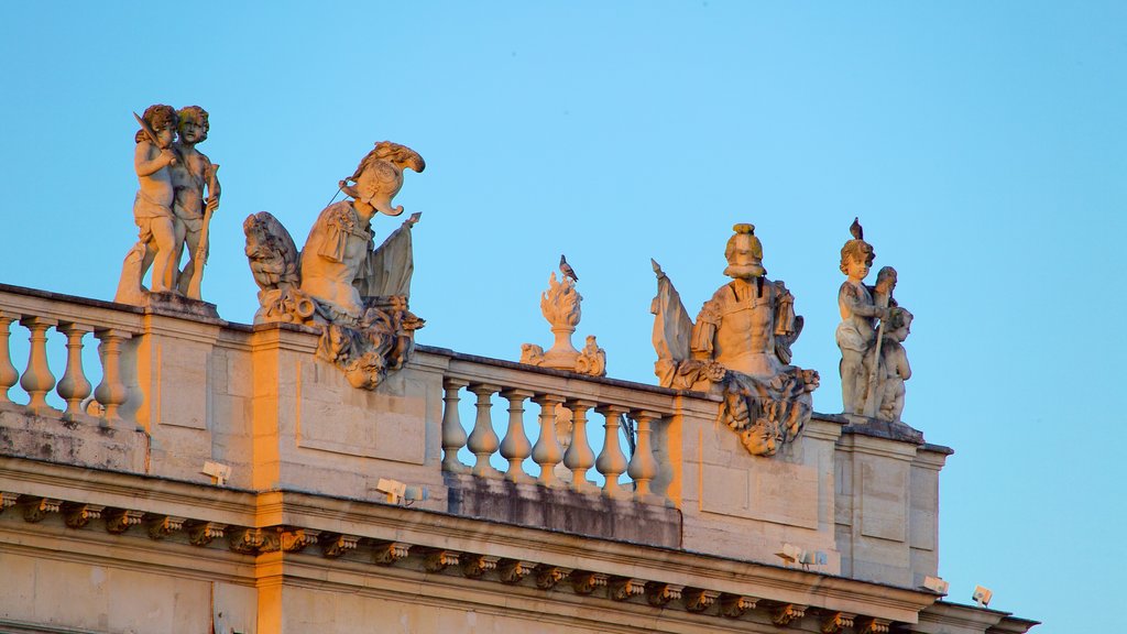 Nancy Hotel de Ville que incluye una estatua o escultura y elementos del patrimonio