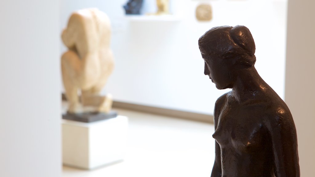 Musee des Beaux-arts que inclui uma estátua ou escultura