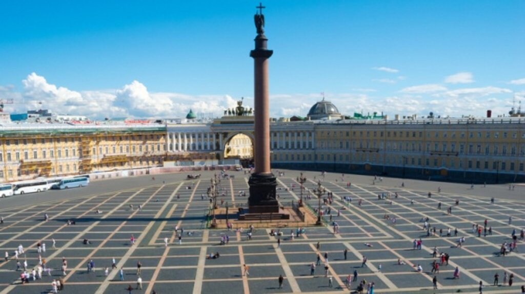 St Petersburg Palace Square Alexander column.jpg