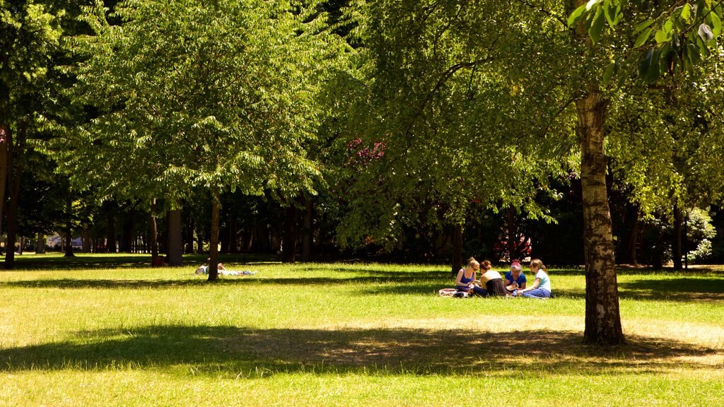 Parc de la Pepiniere featuring a garden as well as a small group of people