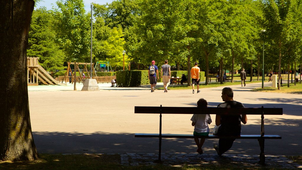 Parc de la Pepiniere que inclui um jardim e um parquinho assim como uma família