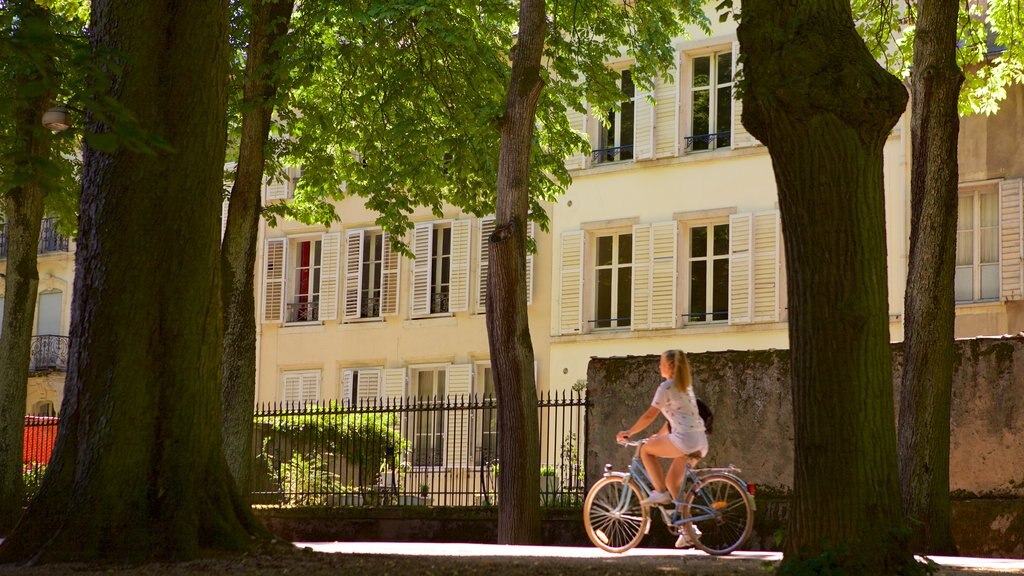 Parc de la Pépinière qui includes un jardin aussi bien que une femme seule