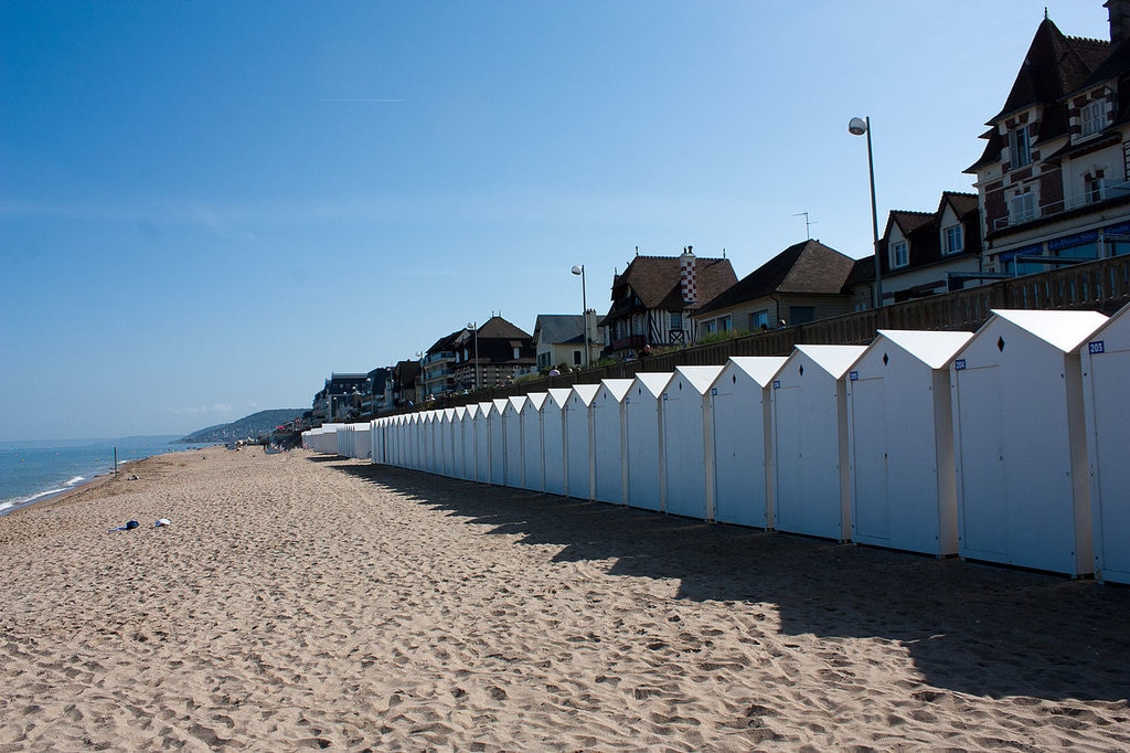 1280px-Cabourg-Plage-20120916.jpg