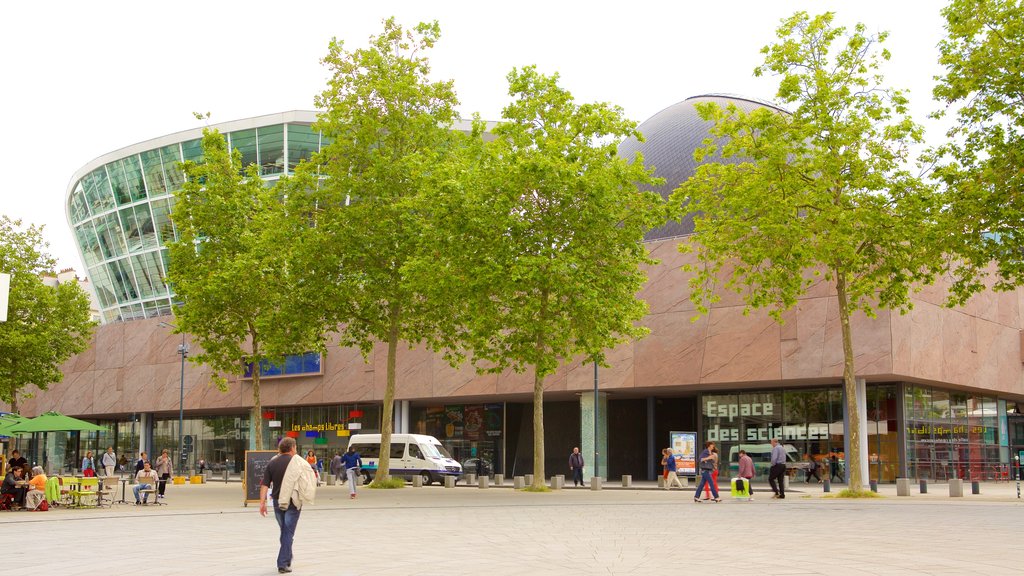 Espace des Sciences que incluye un parque o plaza y también un hombre