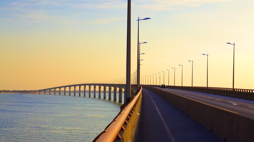 Jembatan Ile de Re menampilkan jembatan