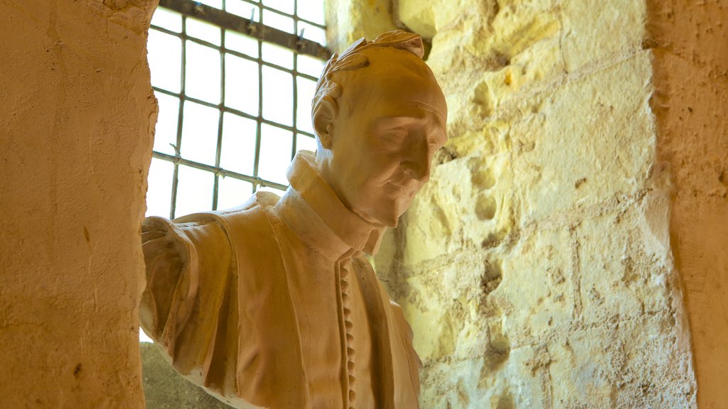 Prieure de St-Cosme showing a statue or sculpture