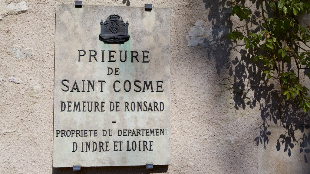 Prieure de St-Cosme featuring signage