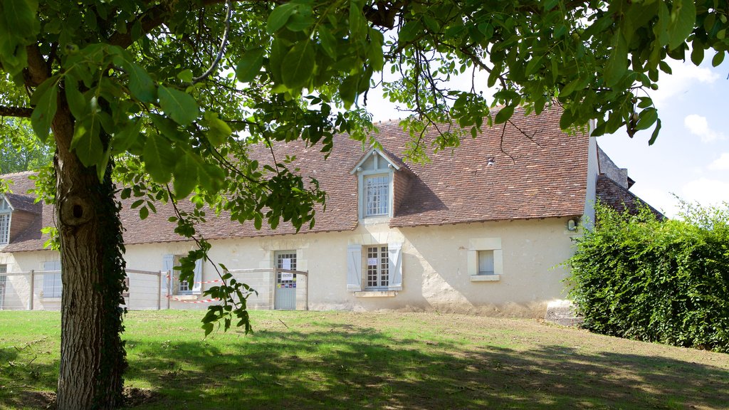 Prieure de St-Cosme featuring a house