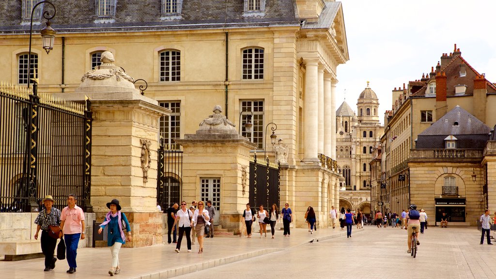 Palace of the Dukes showing street scenes as well as a large group of people