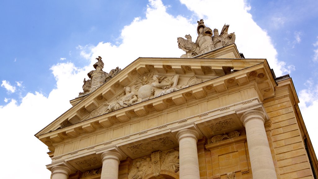 Herzogspalast mit einem Geschichtliches und historische Architektur