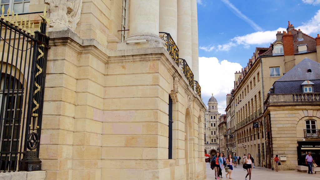 Palais des ducs de Bourgogne qui includes scènes de rue et éléments du patrimoine