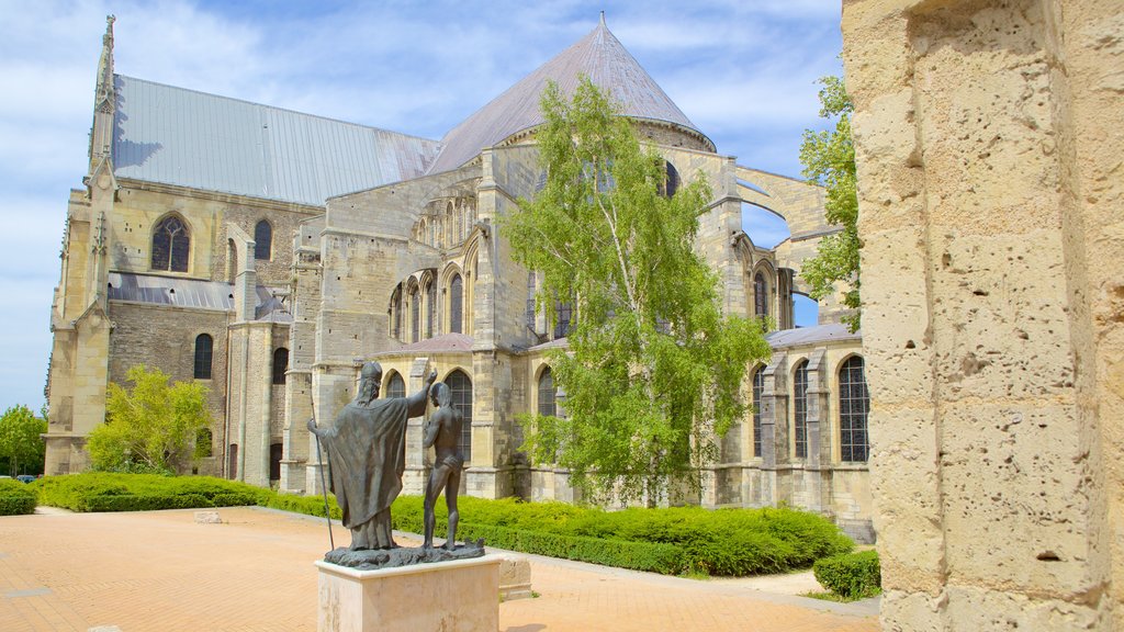 Basílica de San Remi mostrando elementos patrimoniales, una estatua o escultura y una iglesia o catedral