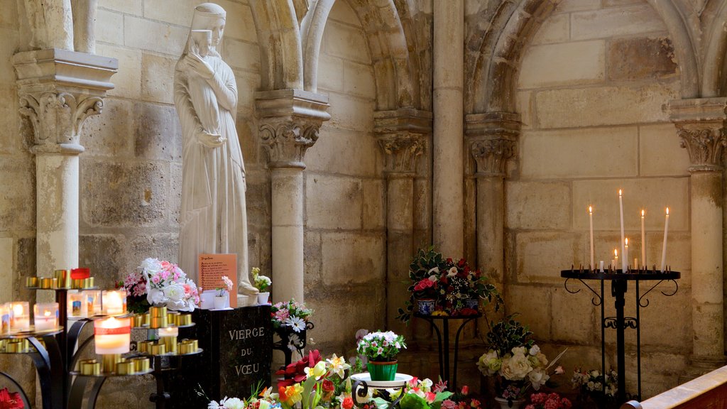 Basílica de San Remi que incluye vistas interiores y una iglesia o catedral