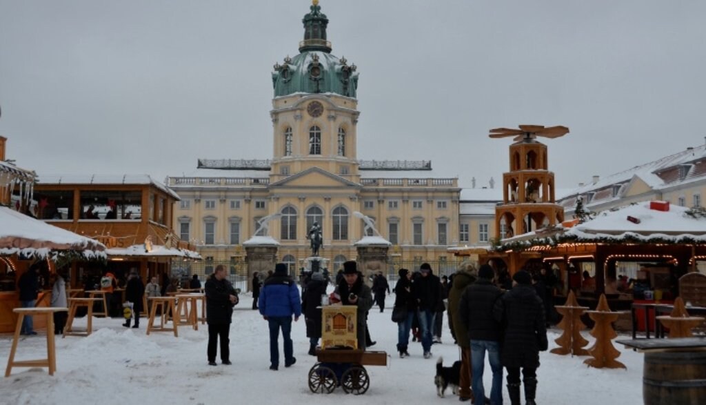 Berlin_NewYear_Charlottenburg_FLickr_CUSTOMIZED.jpg