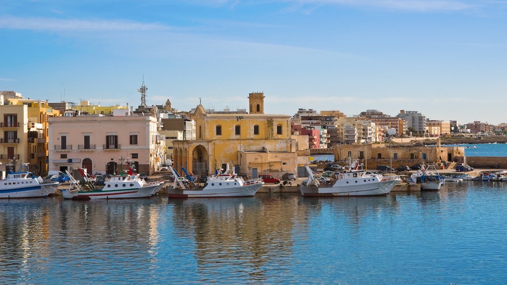 Gallipoli showing a coastal town and boating