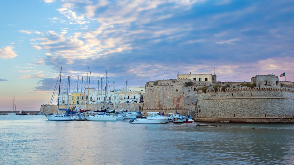 Gallipoli mostrando una ciudad costera, una bahía o puerto y paseos en lancha