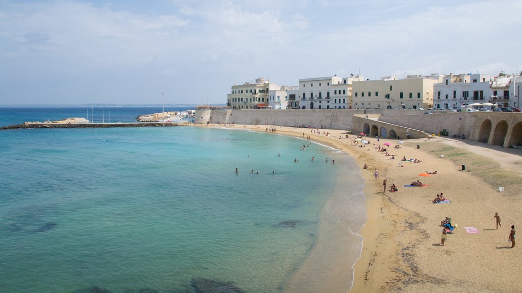 Gallipoli ofreciendo una ciudad costera y una playa