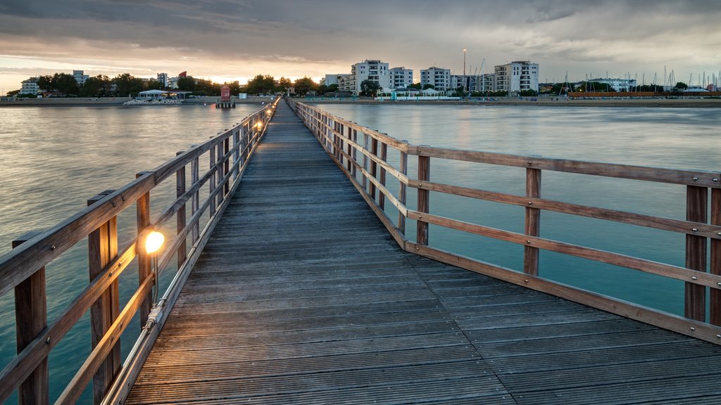 Lignano Sabbiadoro mostrando un puente y un río o arroyo