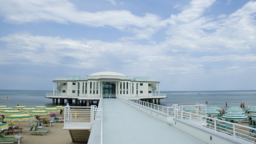 Senigallia que inclui uma praia de areia