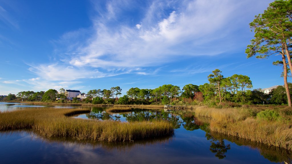 Upper Grand Lagoon que incluye escenas tranquilas y un lago o espejo de agua