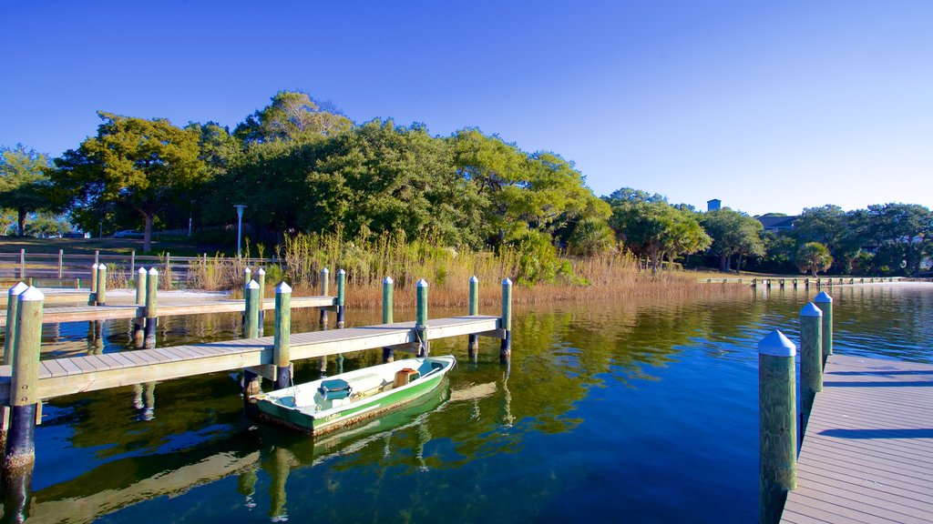 Fort Walton Beach que incluye una bahía o un puerto