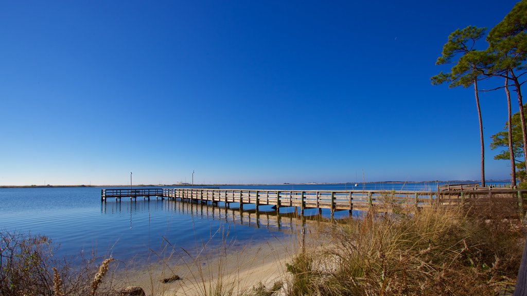 Fort Walton Beach som omfatter en sø eller et vandhul