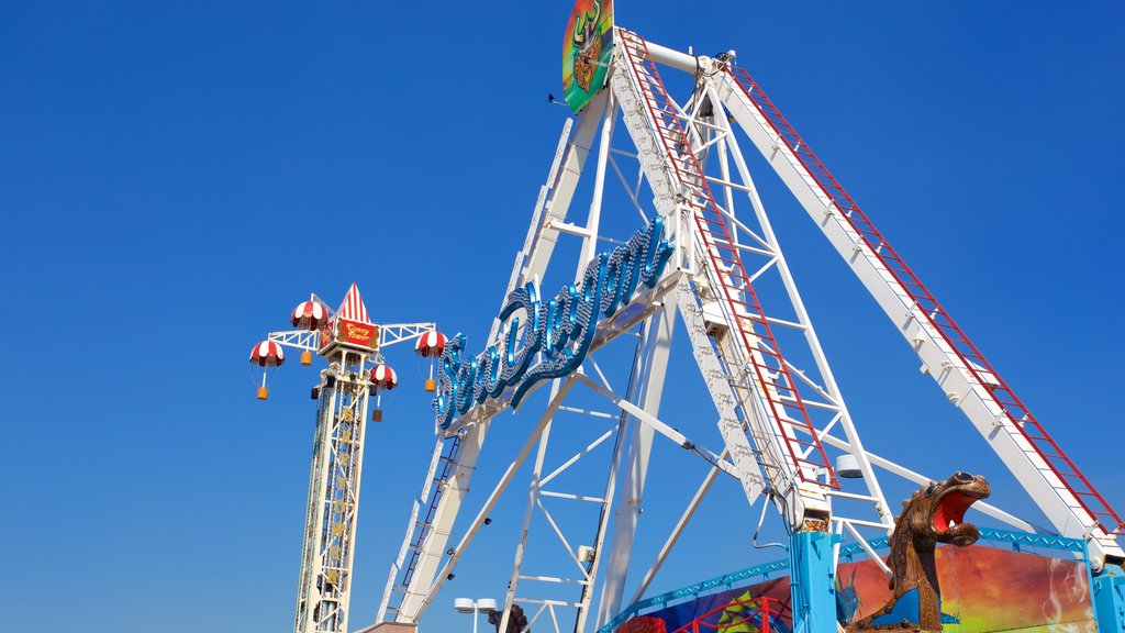 Pier Park featuring rides