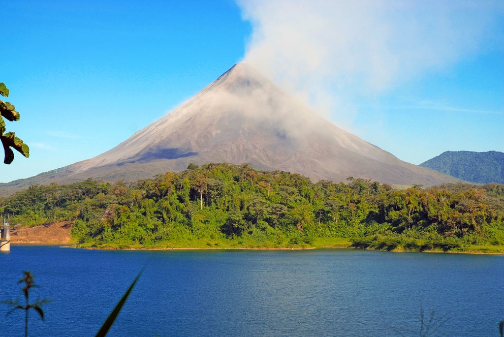 Volcan Arenal Costa Rica Shutterstock.jpg