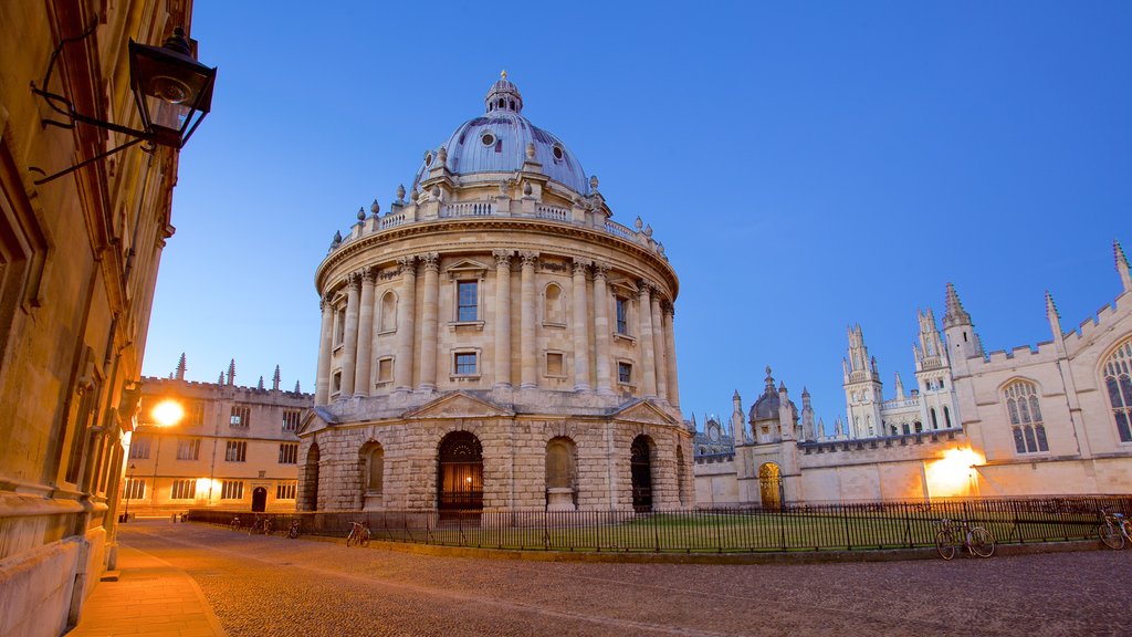 Radcliffe Camera montrant une place publique et éléments du patrimoine