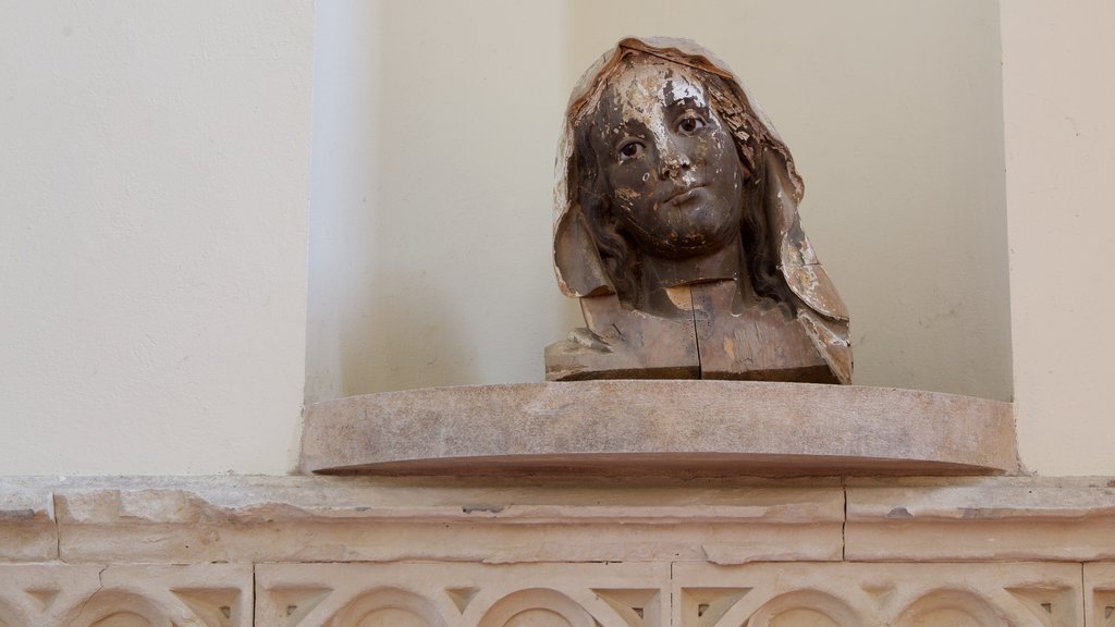 Hengistbury Head que inclui elementos de patrimônio e uma estátua ou escultura