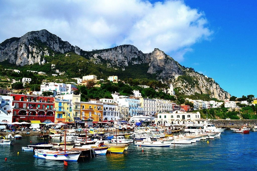 Habour_of_Capri JonathanHeu CC BY-SA 3.0.JPG