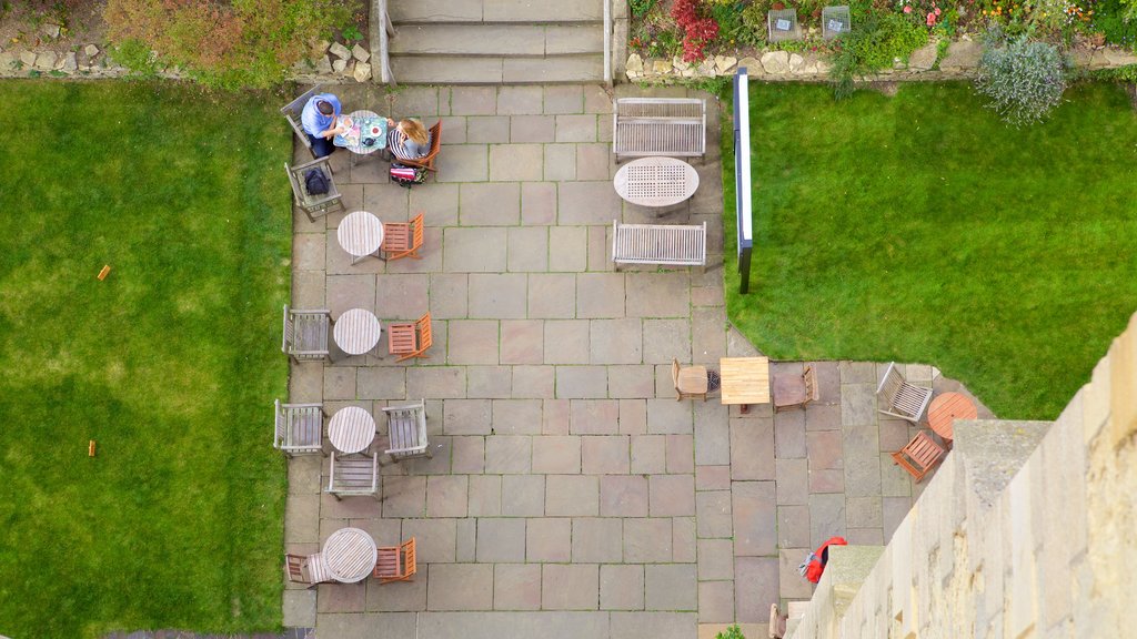 University Church of St Mary the Virgin showing outdoor eating as well as a couple