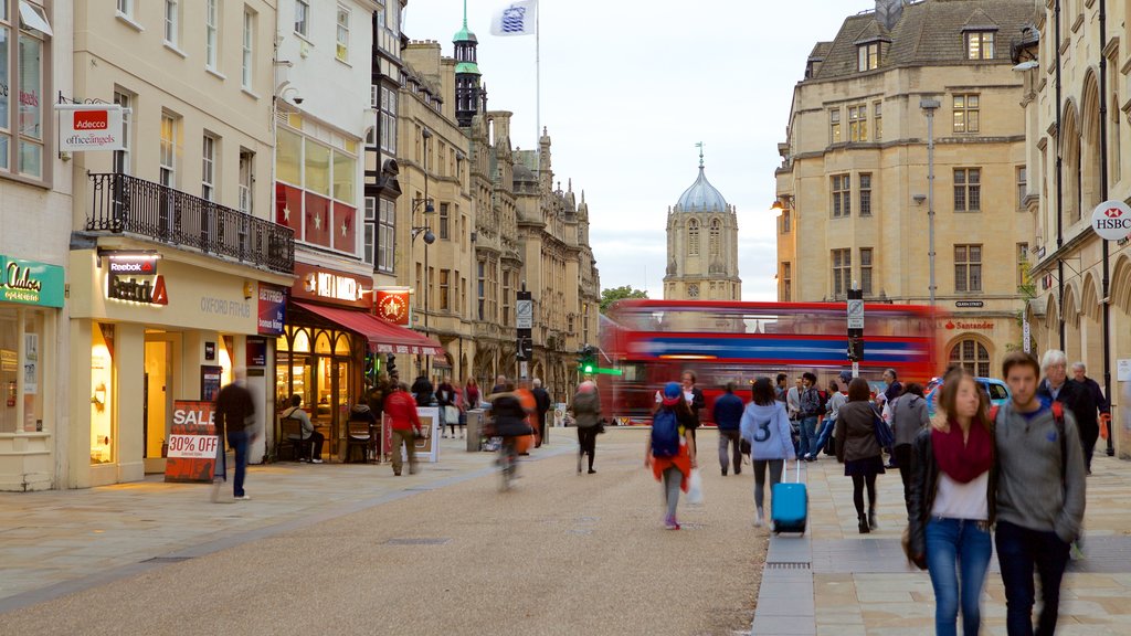 Oxford caracterizando cenas de rua assim como um pequeno grupo de pessoas