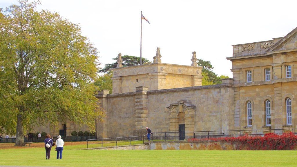 Blenheim Palace mostrando elementos del patrimonio y un parque