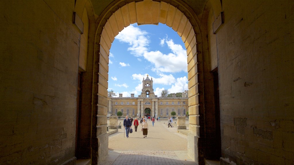 Blenheim Palace showing a square or plaza