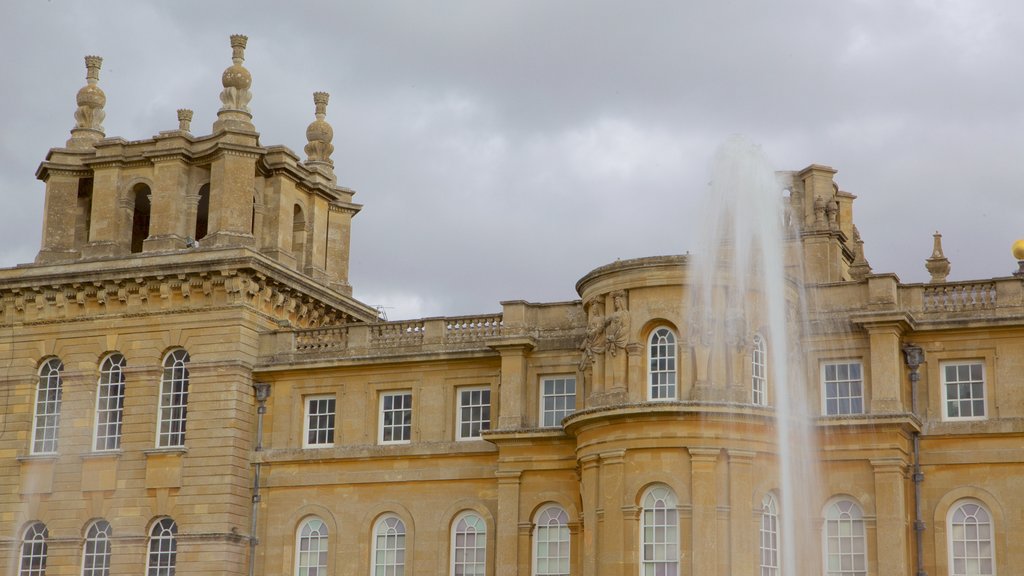 Blenheim Palace som viser kulturarvsgenstande, et springvand og historiske bygningsværker