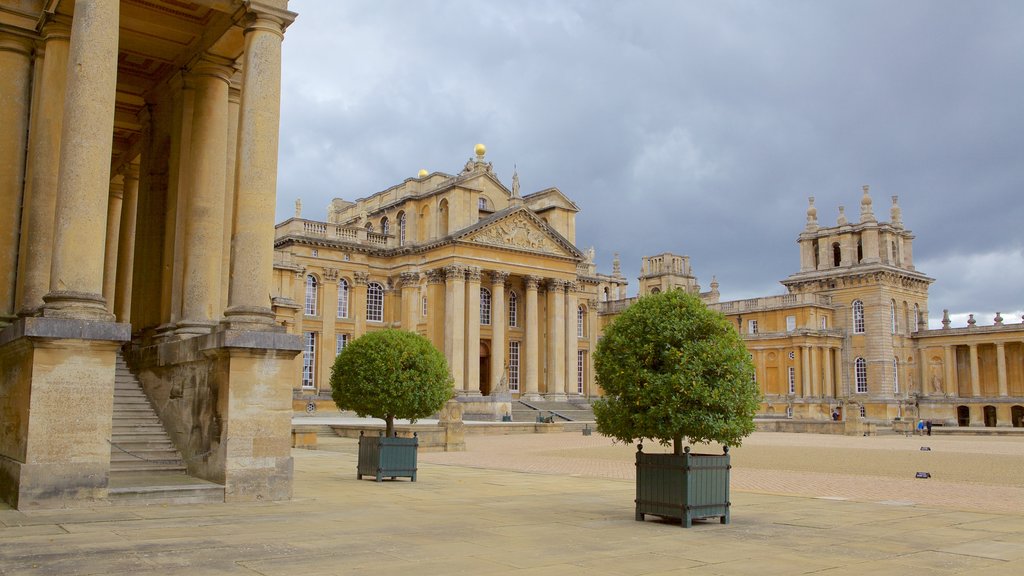 Blenheim Palace que incluye arquitectura patrimonial, elementos patrimoniales y una plaza