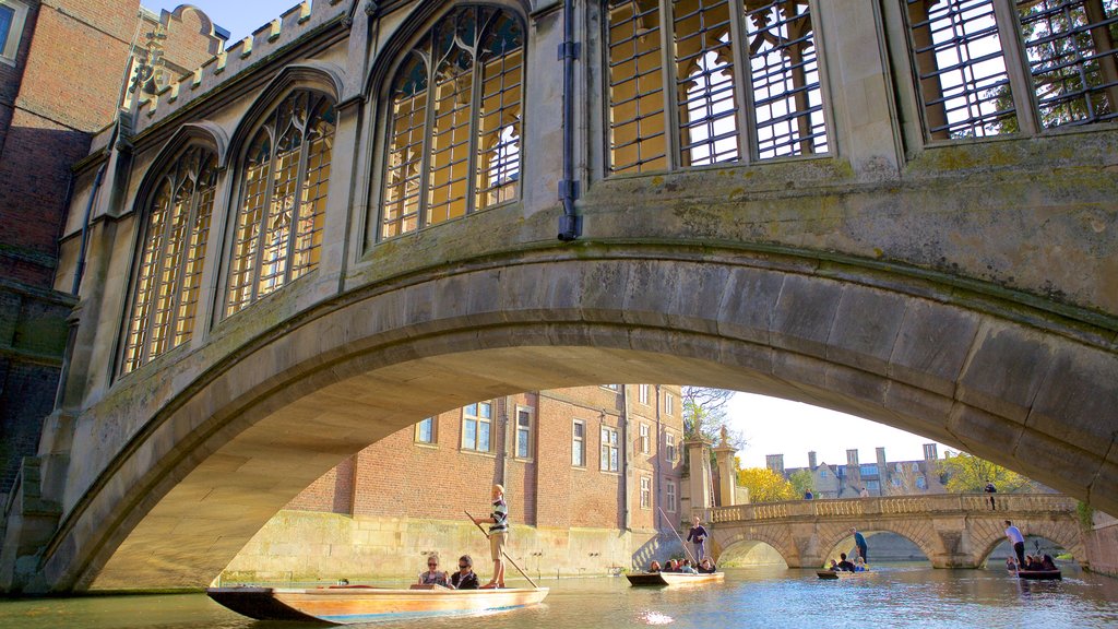 Bridge of Sighs mostrando kayaks o canoas, elementos patrimoniales y un puente