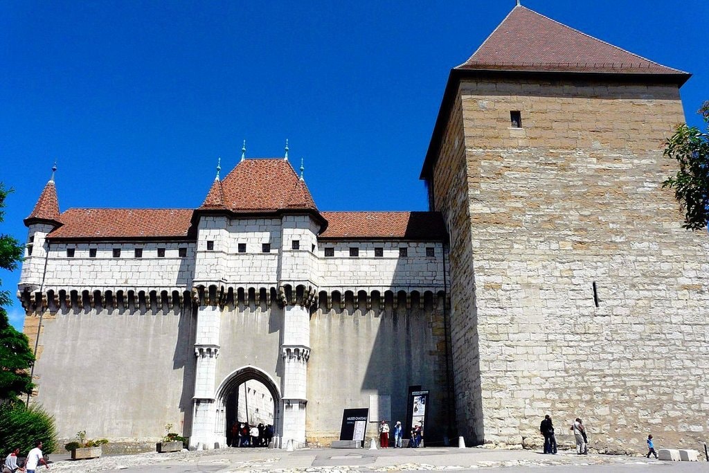 entrée du château d'annecy Manu25 CC BY-SA 3.0.jpg