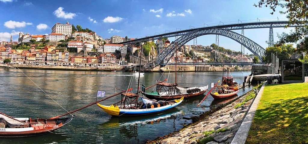 View_of_Porto_from_Vila_Nova_de_Gaia Fernando González Sanz CC BY-SA 4.0.jpg