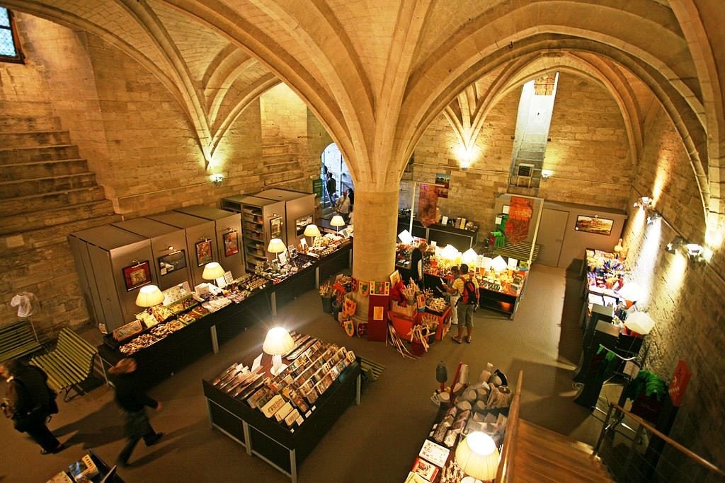 Librairie_du_Palais_des_Papes Jean-Marc Rosier CC BY-SA 3.0.JPG