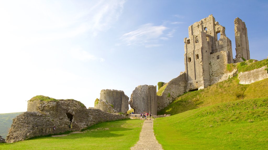 Corfe Castle som viser en ruin, fredfyldte omgivelser og kulturarvsgenstande