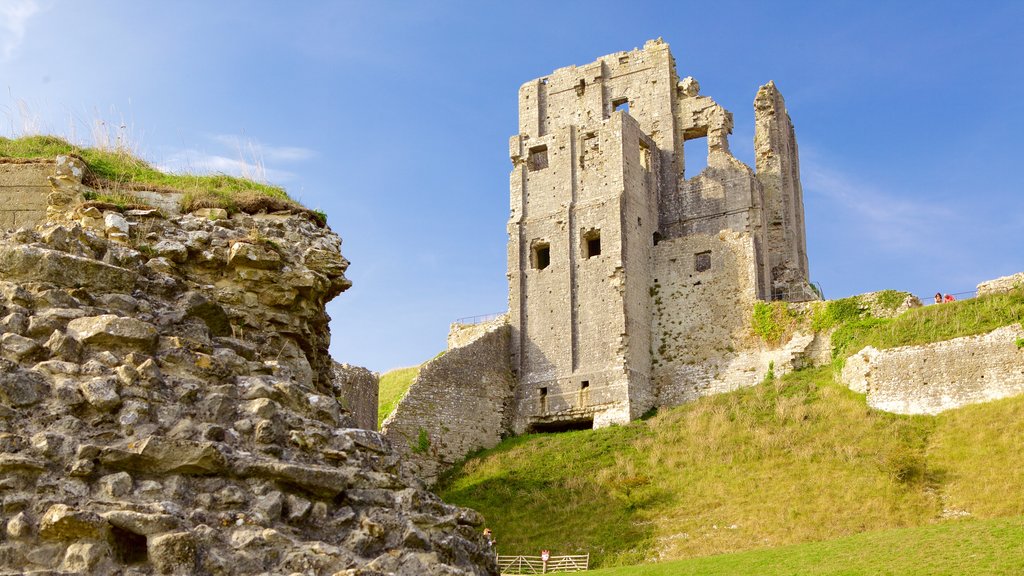 Corfe Castle ofreciendo elementos patrimoniales y una ruina