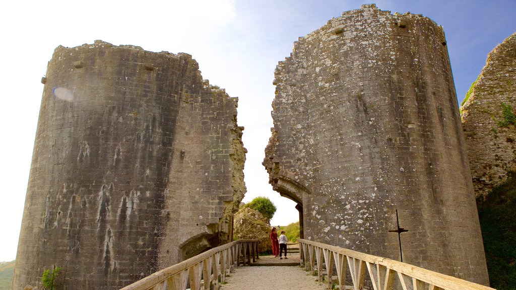 Corfe Castle mostrando uma ruína e elementos de patrimônio