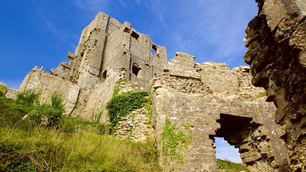 Corfe Castle which includes building ruins and heritage elements