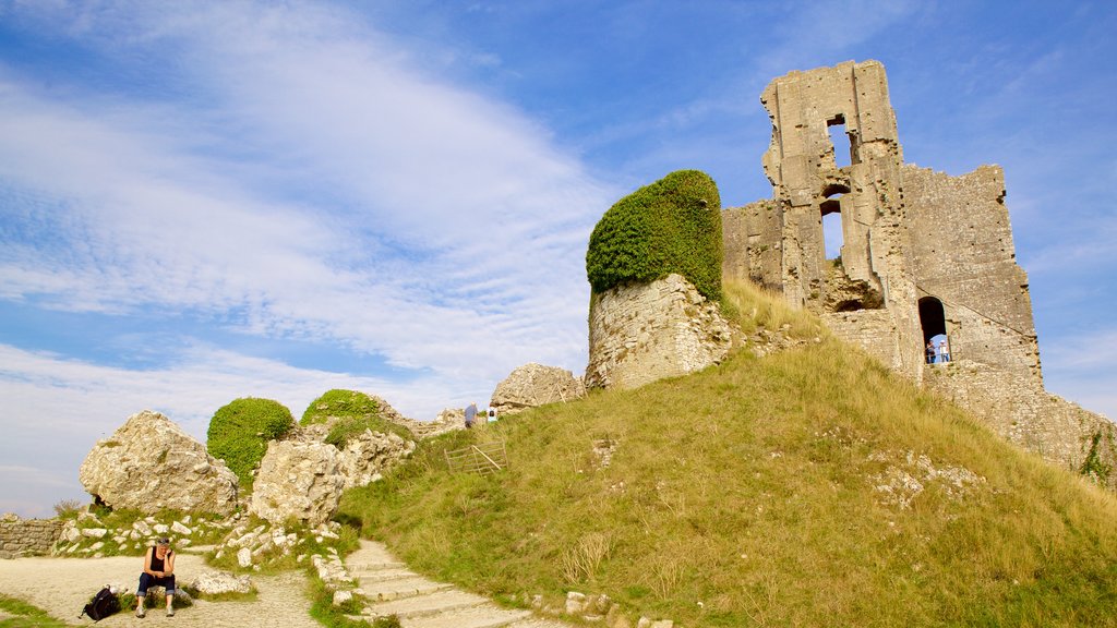 Corfe Castle som viser bygningsruiner, fredfyldte omgivelser og kulturarvsgenstande