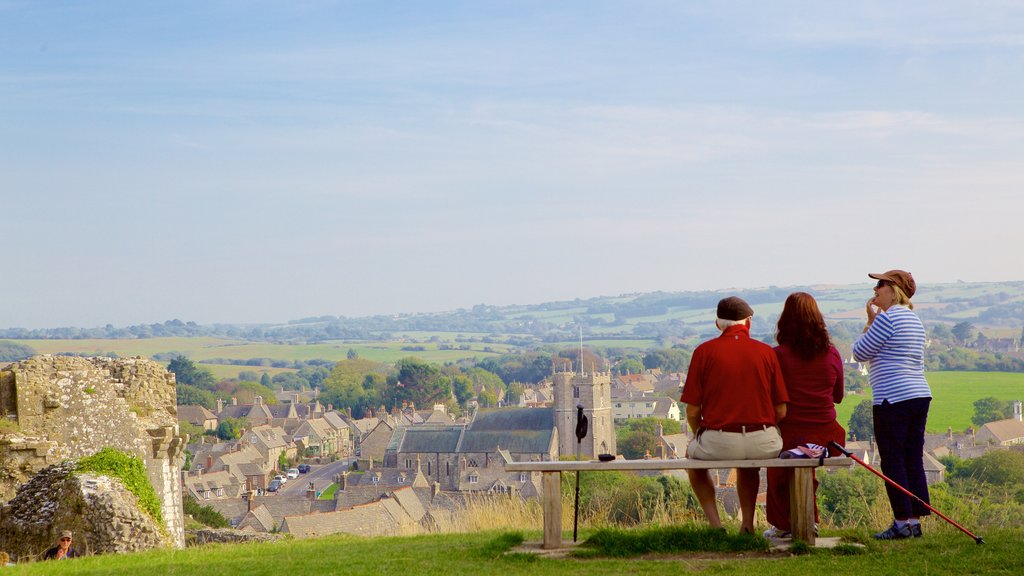 Corfe Castle caracterizando uma cidade pequena ou vila assim como um pequeno grupo de pessoas