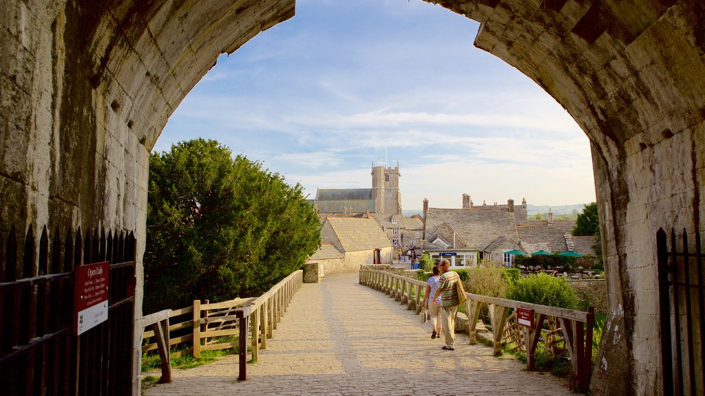 Corfe Castle que incluye elementos del patrimonio y también una pareja