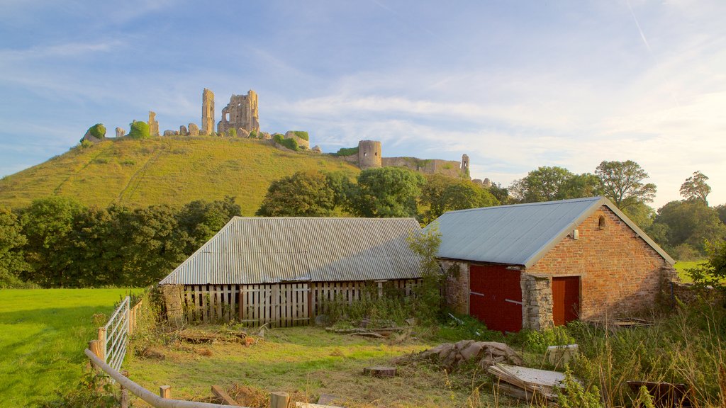 Corfe Castle que inclui uma ruína, uma casa e elementos de patrimônio