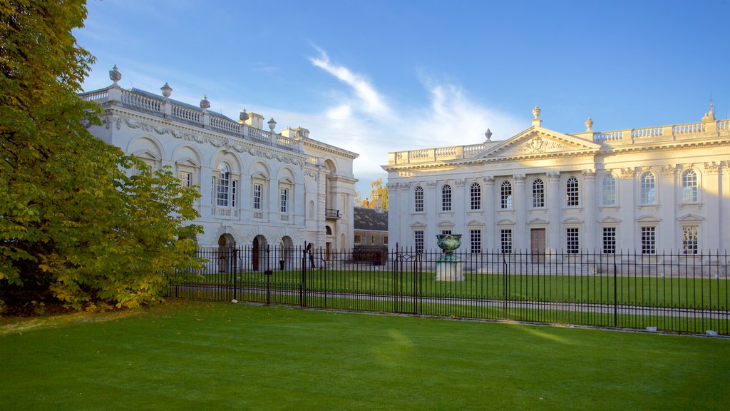 Senate House mostrando elementos patrimoniales, jardín y arquitectura patrimonial